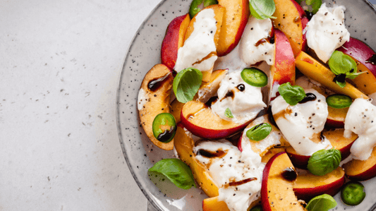 桃のブッラータハーブサラダ：旬の食材で作る夏の美肌レシピ